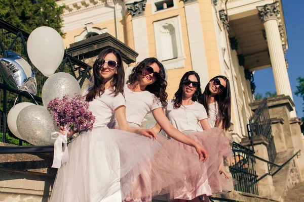 Stylische Brautjungfern und Braut posieren im Sommer im Freien — Stockfoto