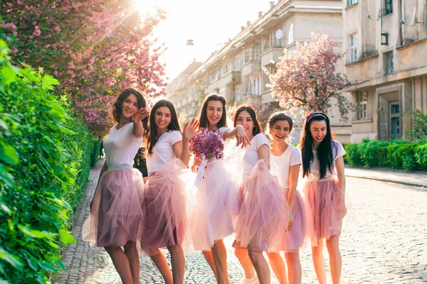 Grup de fete tinere în rochie de modă pe petrecere găină — Fotografie, imagine de stoc