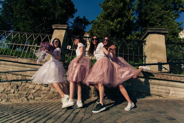 Meninas bonitas amigos em vestidos elegantes se divertindo na despedida de solteira — Fotografia de Stock