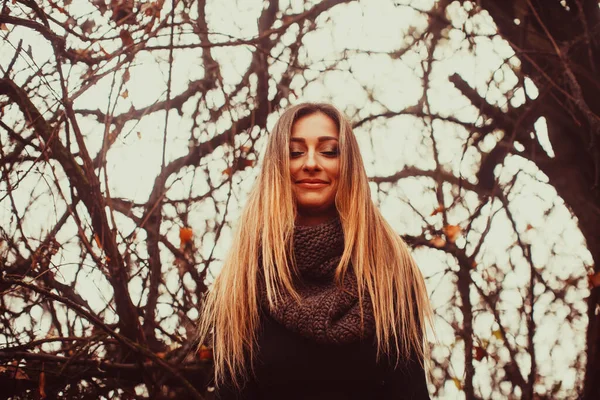 Осеннее настроение. Осенний образ жизни стильной девушки с длинными волосами . — стоковое фото