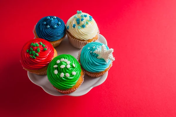 Top uitzicht muffins met gekleurde crème en hagelslag — Stockfoto