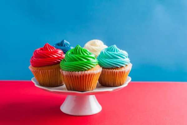 Cinco cupcakes de cumpleaños en un pastel blanco —  Fotos de Stock