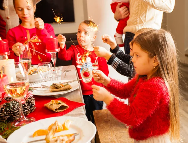 Portret van meisje met fonkelende lichten op het feest — Stockfoto