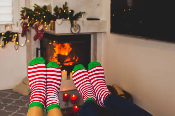 Familia moderna se está calentando cerca de la chimenea —  Fotos de Stock