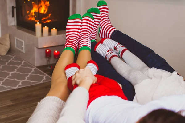 Familia moderna se está calentando cerca de la chimenea —  Fotos de Stock