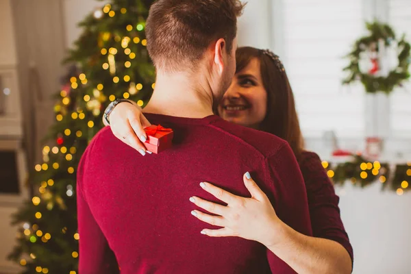 Paar umarmt sich in der Nähe von Weihnachtsbaum — Stockfoto