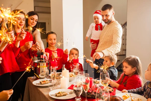 La famiglia felice che festeggia l'Anno nuovo si saluta Immagine Stock