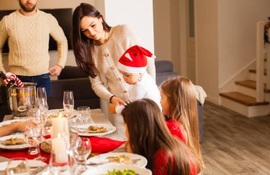 Loliday masasında oturan küçük çocukları kapatın.