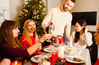 Genç adam bardakları şampanyayla doldur.