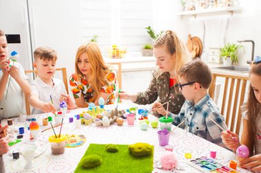 Çocuklar ve yetişkinler için Paskalya yumurtası süsleme atölyesi