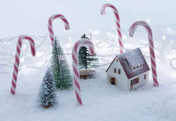 Tarjeta de Navidad con una guirnalda y decoraciones navideñas . —  Fotos de Stock