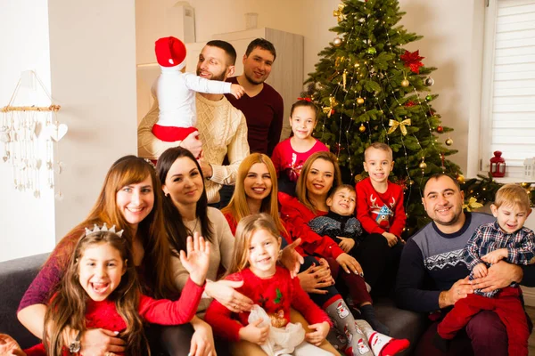 Tiempo feliz junto con amigos durante la Navidad — Foto de Stock