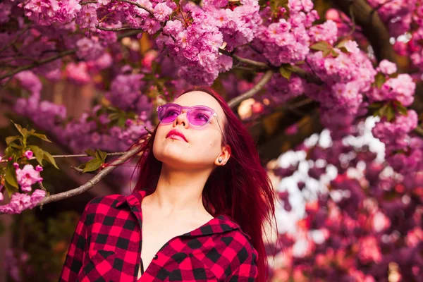 Zavřít model tvář na sakura strom pozadí — Stock fotografie