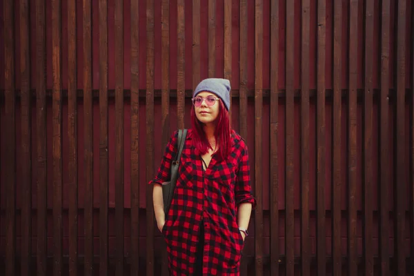 Jeune fille hipster en vêtements décontractés à l'extérieur . — Photo