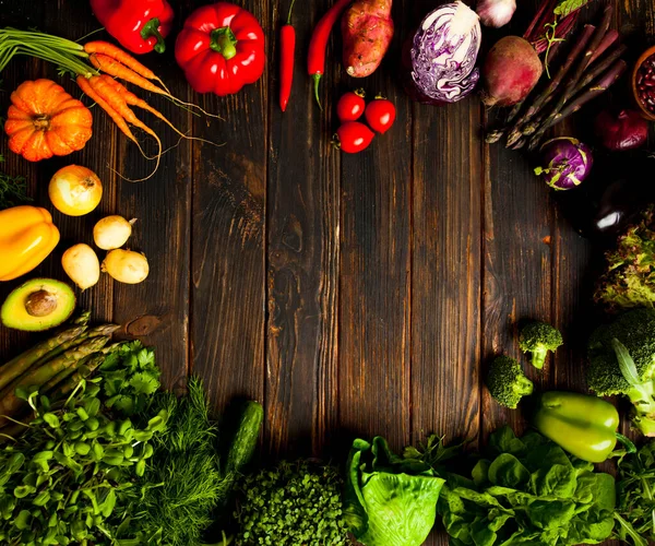 Verduras, verduras y hierbas sobre madera oscura —  Fotos de Stock