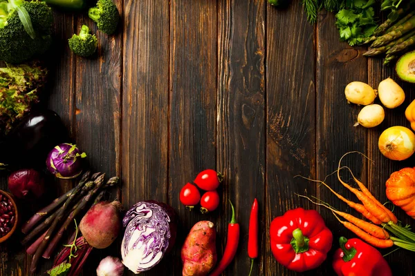 Produtos alimentares saudáveis simples flat-lay na mesa de madeira — Fotografia de Stock