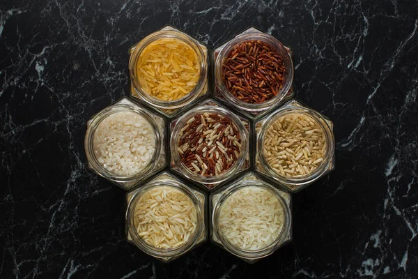 Collection de riz gastronomique dans des pots en verre - riz brun, riz rouge, riz noir . — Photo