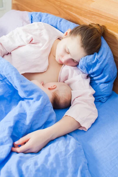 Madre se sentía dormida mientras amamantaba en la cama — Foto de Stock