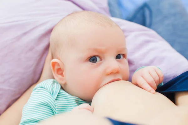 Viso di un neonato che allatta guardando la fotocamera — Foto Stock