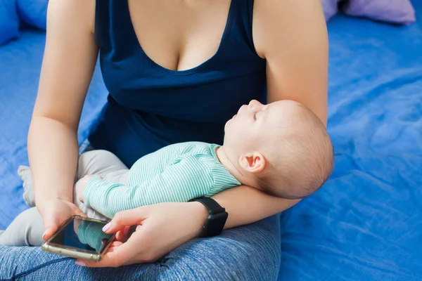 Cerrar ver bebé en trineo en las rodillas de las madres — Foto de Stock