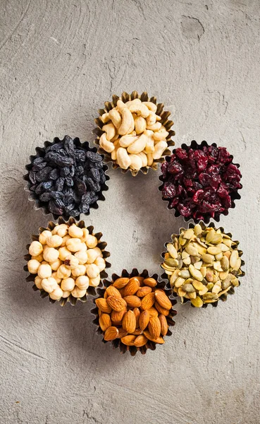 Umělecké složení ořechů a sortiment sušeného ovoce — Stock fotografie