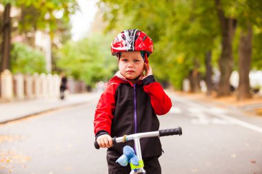 Bisiklet süren kasklı bir kız.