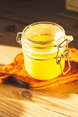 Kavanozda tereyağlı cam kavanoz.