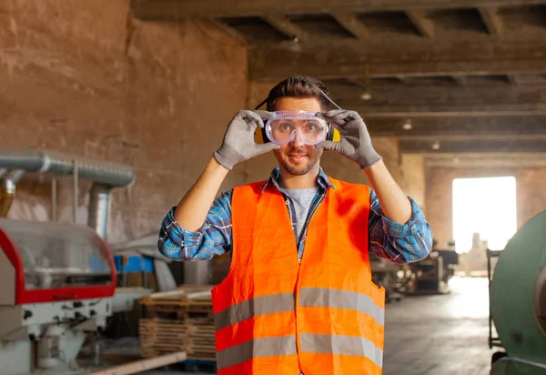 Professional woodworker wearing safety glasses at workshop — 스톡 사진