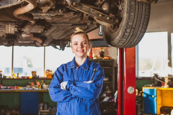 Éxito mecánico automático mujer en el taller de interior — Foto de Stock