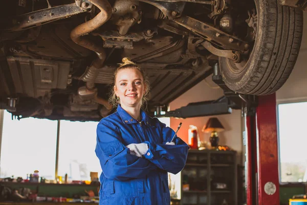 Confiado sonriente auto mecánico mujer en overoles — Foto de Stock