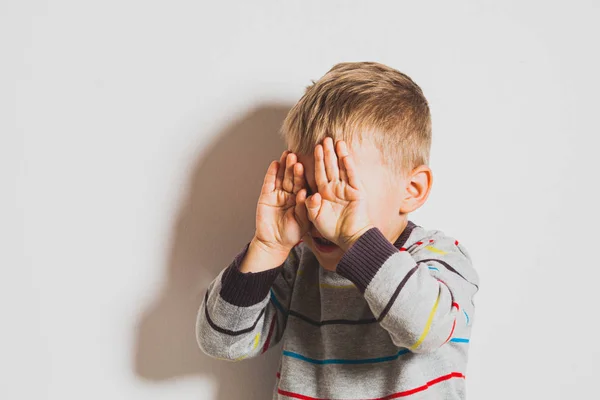 Gefrustreerd jongetje huilt en bedekt zijn gezicht — Stockfoto