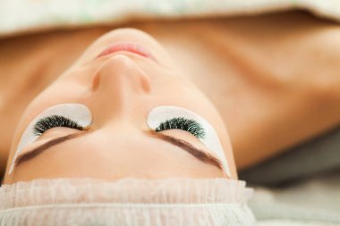 Güzellik salonunda uzun kirpikleri olan güzel bir kadın.
