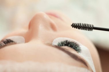 Güzellik salonunda kirpik uzatma prosedürü. Kapatın.