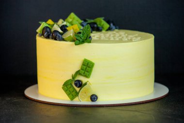 Koyu arkaplandaki lezzetli limonlu pasta.