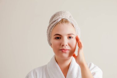 Banyoda sağlıklı ve temiz ciltli bir manken, yakın çekim.