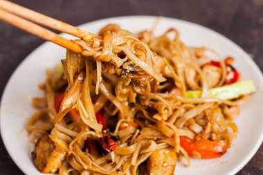 Tofu ve sebzeli Asya usulü erişte.