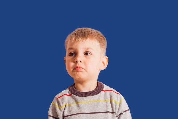 Smutný chlapec pláče a zakrývá si obličej — Stock fotografie