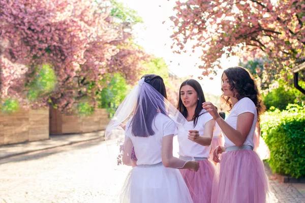 Leuke jonge meisjes dragen jurk code bereid kip-partij. — Stockfoto