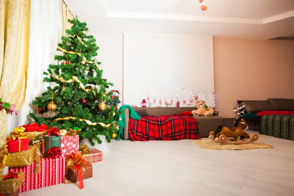 La sala de estar está decorada en estilo navideño — Foto de Stock