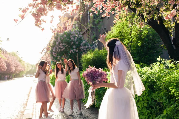 Glückliche Braut verabschiedet sich vor der Hochzeit von Freundinnen — Stockfoto