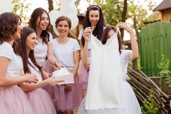 Překvapená nevěsta bere dárek od přátel. Slepičí oslava — Stock fotografie