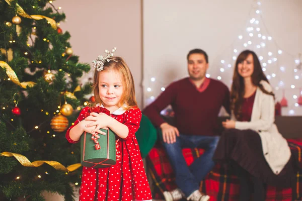 Familia feliz con hija decorar árbol de Navidad —  Fotos de Stock