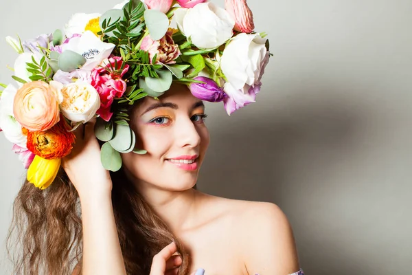 Belle fille modèle avec une couronne de fleurs de printemps. Cosmétiques, beauté et cosmétologie — Photo