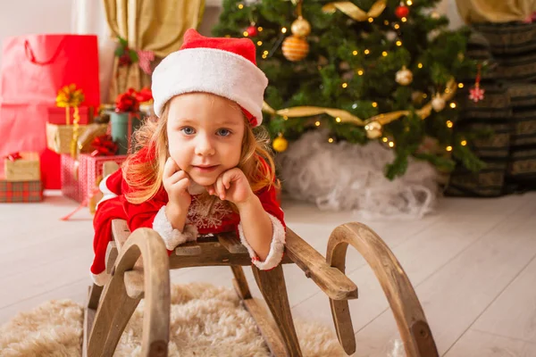 Niño en sombrero de Navidad soñando con el milagro de Navidad . — Foto de Stock