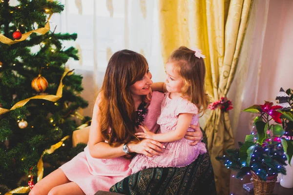 Glada mamma och hennes söta dotter flicka har kul nära julgran hemma — Stockfoto