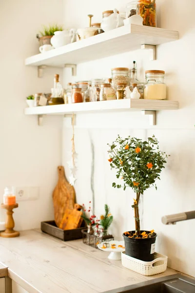 Mutfağın modern beyaz iç mimarisi.. — Stok fotoğraf