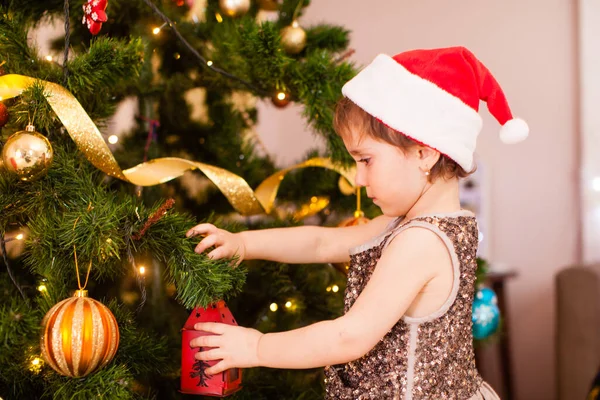 Het kleine meisje versiert de kerstboom — Stockfoto