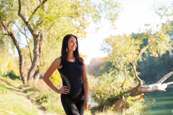 Fitness femme prendre une pause après l'entraînement en cours d'exécution — Photo