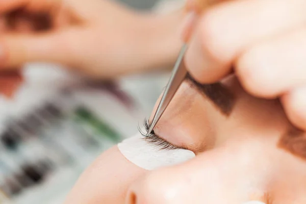 Mooie vrouw met lange wimpers in een schoonheidssalon — Stockfoto