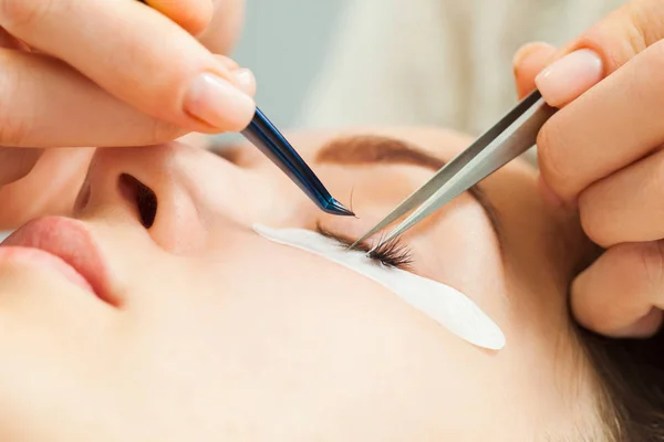 Mujer con pestañas largas en un salón de belleza durante la extensión de las pestañas — Foto de Stock